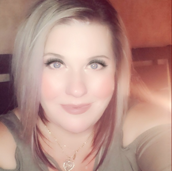 Meet your Posher, Laura - Picture 2 of 2